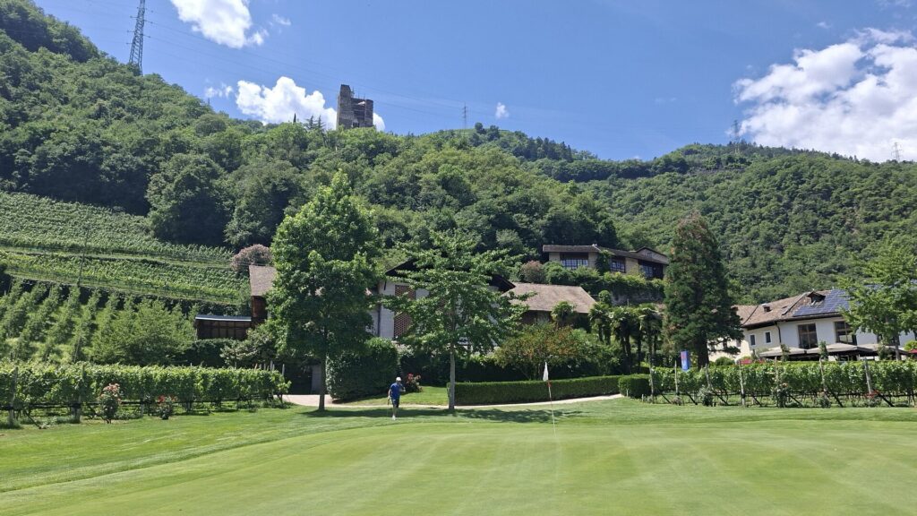 Golfgrün am Gutshof Brandis mit der Burgruine oberhalb des Golfplatzes Lana 