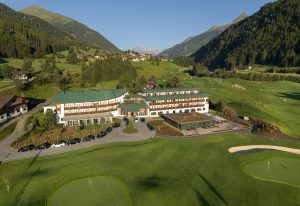 Das 4**** Superior Defereggental Hotel & Resort liegt direkt am 9-Loch-Golfpark.