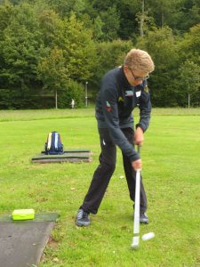 Medallien fest im Blick: Golf-Newcomer Maxi Jäger beim Spiel auf der Übungswiese | Foto: pr