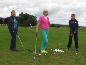 Impulse in Maria Bildhausen: Trainerin Elizabeth Höh mit Golfschülern Kathi und Maxi (Foto:pr) 