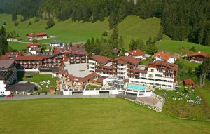 Golfen und Wellness sind zwei der Highlights im Alpina****s Wellness & Spa Resort.