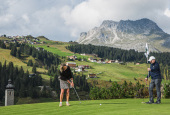 Golfspielen vor traumhafter Alpenkulisse